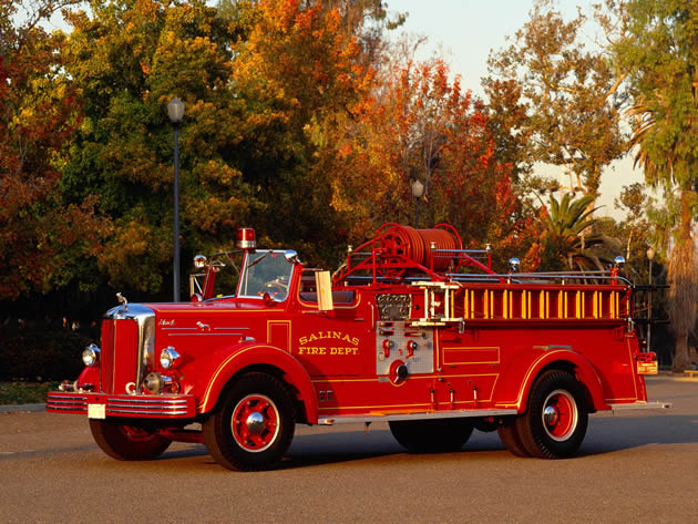 ����� - 1951 Mack Fire Engine.jpg